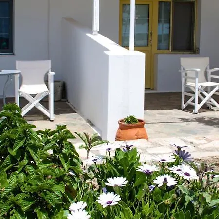 מלון דירות Parasporos Village אדאמאס