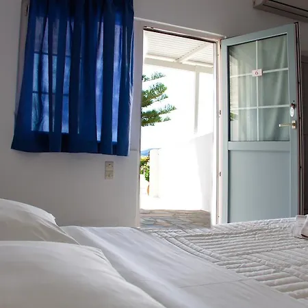 מלון דירות Parasporos Village 4*